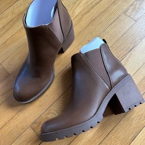 🍪NWOT Chocolate Brown Chelsea Boots🍪